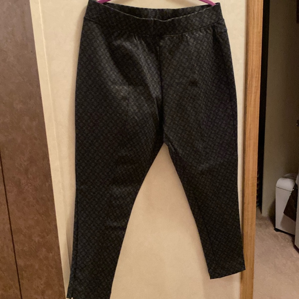 Black/gray straight leg winter pants With a seam on the front and back of leg